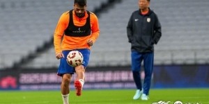 山东泰山在进行赛前踩场训练，积极备战明天与上海申花的中超联赛